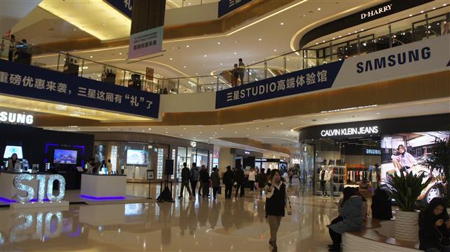 톈진의 한 대형 쇼핑몰에서 삼성전자 최신형 휴대전화 모델인 갤럭시S10의 체험 판촉 행사가 진행 중이다.