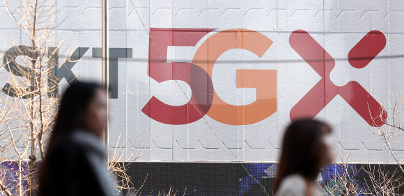 SK텔레콤, KT, LG유플러스 등 국내 이동통신3사가 세계 최초 5G 서비스를 조기 개통한 가운데 서울 종로구 SK텔레콤 건물 외벽에 5G 네트워크 광고가 걸려 있다. 연합뉴스