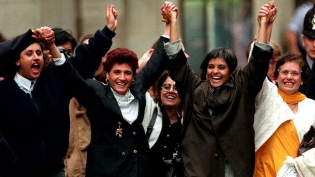 지난 1992년 항소심에서 과실치사 죄로 3년 4개월 형이 선고돼 즉시 플려난  키란짓 아흘루왈리아(왼쪽 두 번째)와 사우솔 블랙 시스터스(SBS) 활동가들과 기쁨을 나누고 있다. 