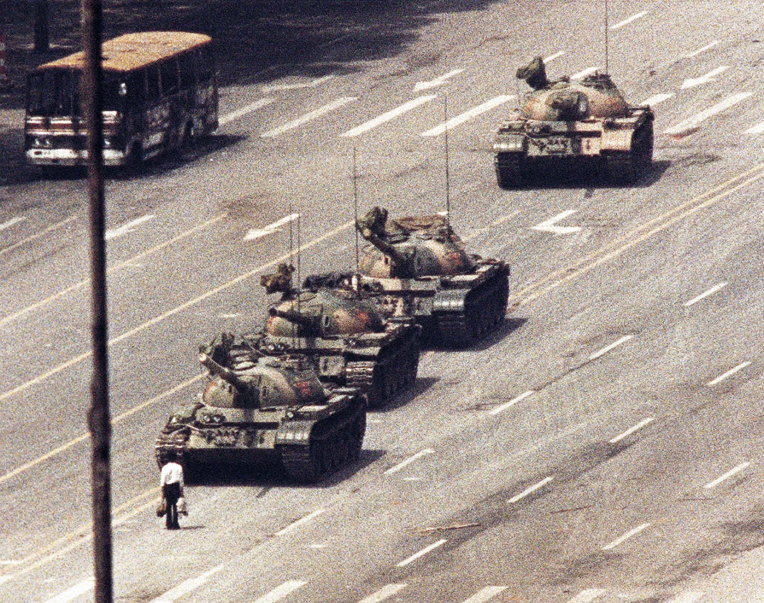 1989년 톈안먼 민주화 시위 당시 톈안먼 광장으로 진격하는 전차를 막아선 일명 ‘탱크맨’은 톈안먼 사태를 상징하는 대표적인 주인공이다.  CNN 캡처