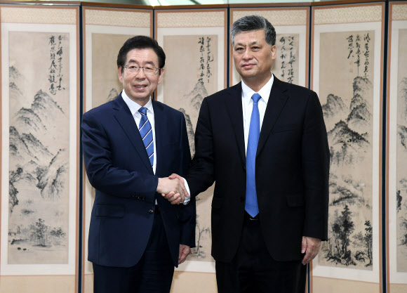 박원순 서울시장(왼쪽)이 5일 오전 서울시청을 찾은 마싱루이 중국 광둥성장과 인사하고 있다. 2019.4.5  서울시 제공