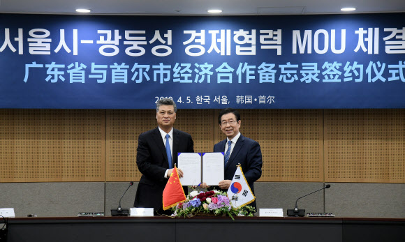 박원순 서울시장(오른쪽)과 마싱루이 중국 광둥성장이 5일 오전 서울시청에서 양측간 경제협력을 위한 양해각서를 체결하고 있다. 2019.4.5  서울시 제공