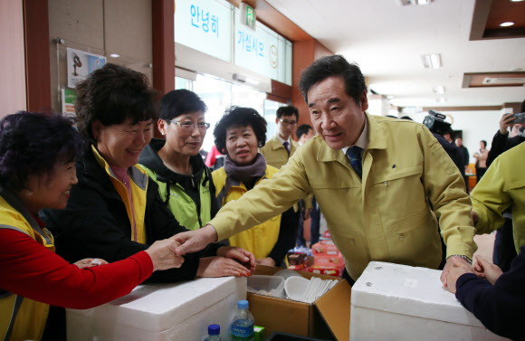 이낙연 국무총리가 5일 산불 화재 현장인 강원도 고성군 토성면 행정복지센터를 방문해 자원봉사자들을 격려하고 있다. 2019.4.5  연합뉴스