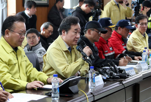 이낙연 국무총리가 5일 산불 화재 현장인 강원도 고성군 토성면 행정복지센터에 설치된 현장상황실에서 김부겸 행정안전부 장관(왼쪽)과 산불 수습 대책 관련 회의를 진행하고 있다. 2019.4.5  연합뉴스