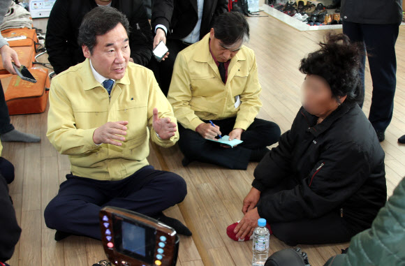 이낙연 국무총리가 5일 강원도 강릉시 옥계면에서 화재 지역 주민들을 위로하고 있다. 2019.4.5  연합뉴스
