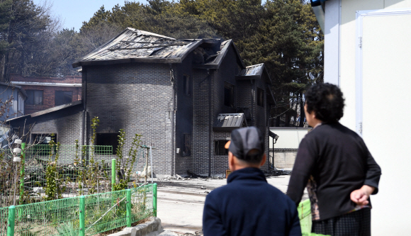 고성에서 시작된 산불이  고성.속초 인근으로 번진 5일 강원도 토성면의 한 주택이 전소된 가운데 주민이 이를 안타깝게 쳐다보고 있다.  2019. 4. 5  정연호 기자 tpgod@seoul.co.kr