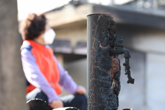 5일 오후 강원도 속초시 장사동 장천마을에서 산불로 인해 건물과 수도꼭지가 검게 그을려 있다. 2019.4.5 도준석 기자 pado@seoul.co.kr