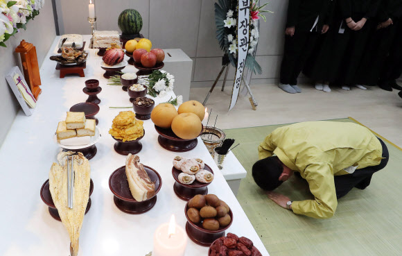 산불 사망자 빈소 조문하는 진영 장관