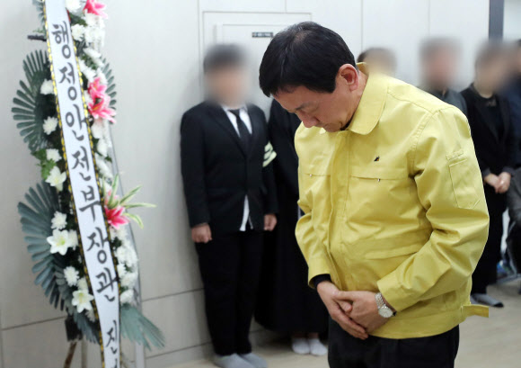 산불 사망자 빈소 조문하는 진영 장관