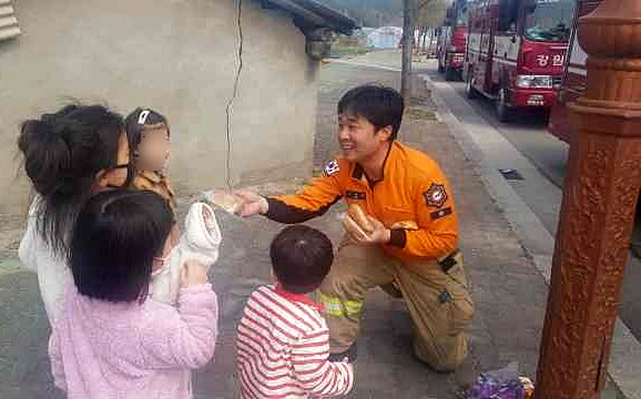 “소방관 아저씨, 과자 드시고 힘내세요”