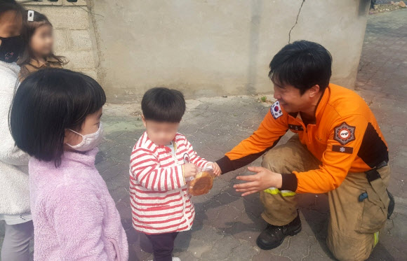 “소방관 아저씨, 산불 꺼주셔서 감사합니다”