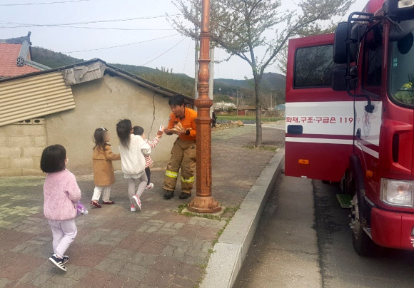 “소방관 아저씨, 과자 드시고 힘내세요”