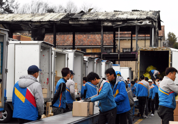 지난 4일 강원 고성에서 시작된 산불로 국가재난사태가 선포된 가운데 6일 강원 속초시 장사동 CJ대한통운택배터미건물이 화재로 전소되어 직원들이 야외에서 택배 분류작업을 하고 있다. 2019. 4. 6.  박윤슬 기자 seul@seoul.co.kr