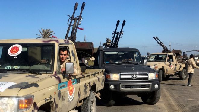 리비아 서부를 관장하는 리비아통합정부 무장군인들이 트리폴리 수호에 나서기 위해 미스라타를 떠나고 있다. 미스라타 AFP