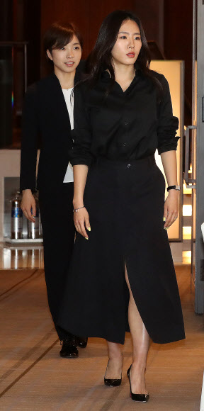 함께 입장하는 이상화-고다이라 나오