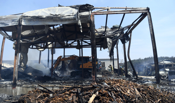 강원도 산불 4일째. 화재가 난 강원도 고성의 한 황태덕장에서  7일 소방관들이 시설물 복구를 앞두고 잔불 정리와 잔해물을 정리를 하고 있다.   2019. 4. 7 정연호 기자 tpgod@seoul.co.kr