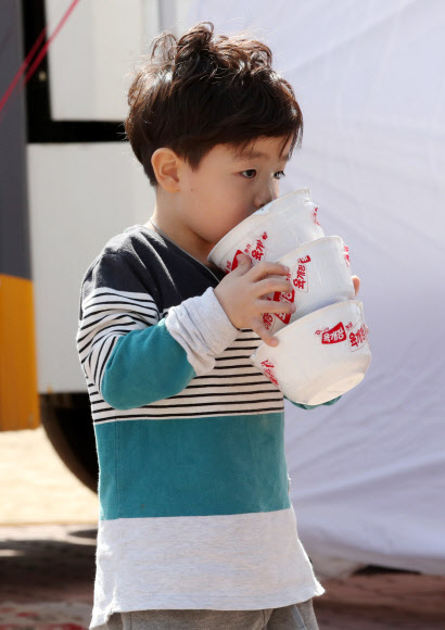 7일 강원 고성군의 천진초등학교에 마련된 비상 대피소에서 한 어린이가 구호물품으로 지급된 컵라면을 받아 가고 있는 모습.  고성 연합뉴스