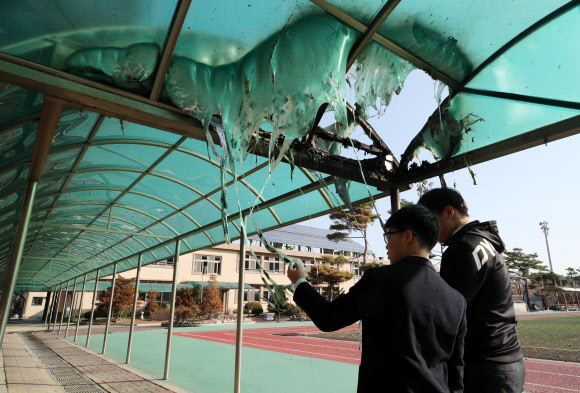 산불 피해 속 등교하는 학생들