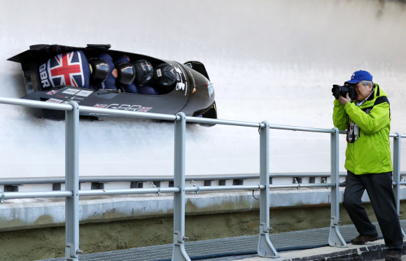 평창 봅슬레이 경기장에서 사진 찍는 조양호 회장