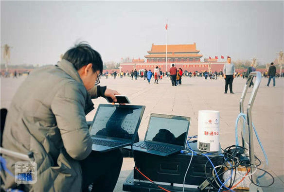 중국에서 지난 2월 정치 행사인 양회를 앞두고 톈안먼 광장에 5G 서비스를 구축하고 있다.