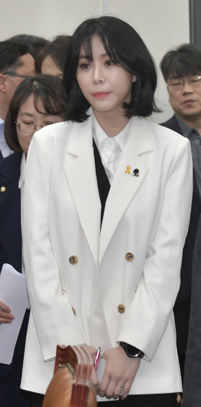 배우 고(故) 장자연 씨를 둘러싼 성접대 강요 사건에 대한 증언을 이어가고 있는 동료 배우 윤지오 씨(흰색 상의)가 8일 오전 국회 본청에서 문화체육관광위원회 소속의원 등과 간담회장에 들어서고 있다.2019.4.8.  김명국 선임기자 daunso@seoul.co.kr