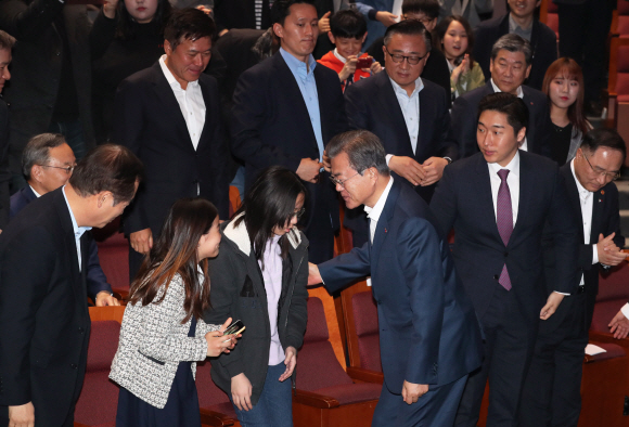 문재인 대통령이 8일 오전 서울 송파구 올림픽공원 케이(K)아트홀에서 열린 세계 최초 5G 상용화 기념행사에 입장해 참석자들과 인사하고 있다. 2019. 4. 8. 도준석 기자 pado@seoul.co.kr