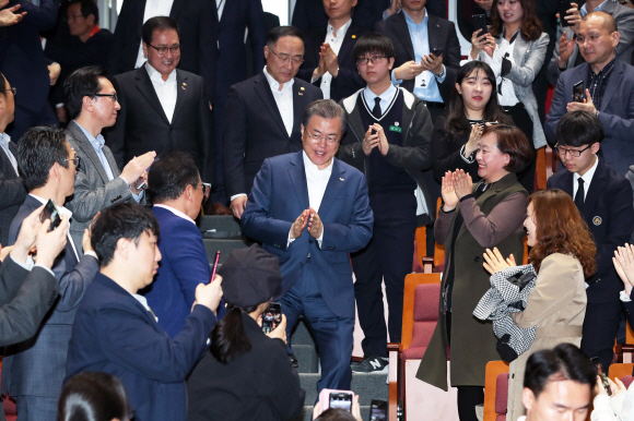 문재인 대통령이 8일 오전 서울 송파구 올림픽공원 케이(K)아트홀에서 열린 세계 최초 5G 상용화 기념행사에 참석하러 행사장에 입장하고 있다. 2019. 4. 8. 도준석 기자 pado@seoul.co.kr