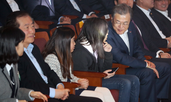 문재인 대통령이 8일 오전 서울 송파구 올림픽공원 케이(K)아트홀에서 열린 세계 최초 5G 상용화 기념행사에 참석해 5G 기반 증강현실(AR) 콘서트를 관람하며 옆자리에 앉은 어린이와 이야기를 나누고 있다. 2019. 4. 8. 도준석 기자 pado@seoul.co.kr