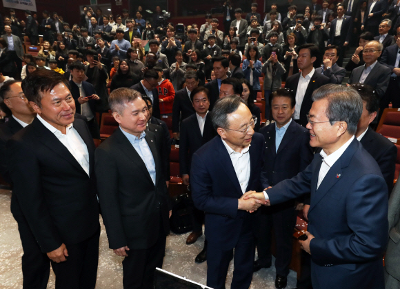 문재인 대통령이 8일 오전 서울 송파구 올림픽공원 케이(K)아트홀에서 열린 세계 최초 5G 상용화 기념행사가 끝난 뒤 황창규 케이티(KT)회장, 하현회 엘지유플러스 부회장(왼쪽 둘째), 박정호 에스케이텔레콤 최고경영자(왼쪽 끝) 등 통신3사 대표들과 인사하고 있다. 2019. 4. 8. 도준석 기자 pado@seoul.co.kr