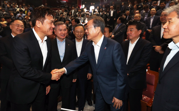 문재인 대통령이 8일 오전 서울 송파구 올림픽공원 케이(K)아트홀에서 열린 세계 최초 5G 상용화 기념행사가 끝난 뒤 황창규 케이티(KT)회장, 하현회 엘지유플러스 부회장(왼쪽 둘째), 박정호 에스케이텔레콤 최고경영자(왼쪽 끝) 등 통신3사 대표들과 인사하고 있다. 2019. 4. 8. 도준석 기자 pado@seoul.co.kr