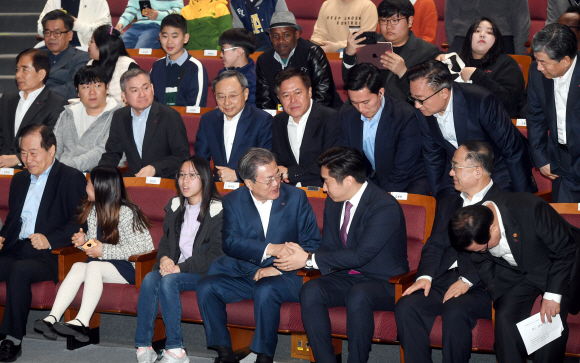 문재인 대통령이 8일 서울 송파구 올림픽 공원 K-아트홀에서 열린 ‘세계 최초 5G 상용화, 대한민국이 시작합니다’ 행사에 입장하며 참석자들과 인사하고 있다. 2019. 4. 8. 도준석 기자 pado@seoul.co.kr