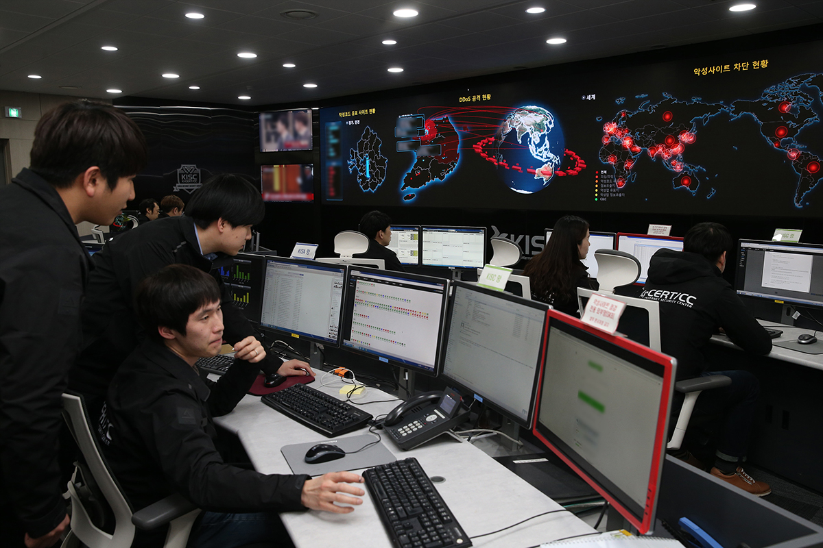 한국인터넷진흥원 서울청사에 설치된 종합상황실. 각국의 사이버 침해와 한국에 유입되는 경로가 실시간으로 모니터링되고 있다. KISA 제공