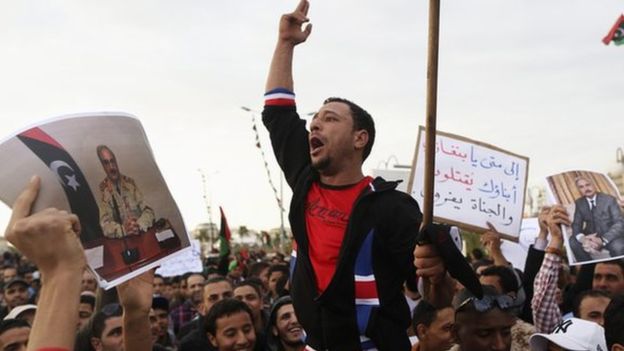 리비아 제2 도시 벵가지에서 이슬람 무장세력을 물리친 뒤 시민들이 칼리파 하프타르 사령관의 사진 등을 든 채 지지 시위를 벌이고 있다. 로이터 자료사진