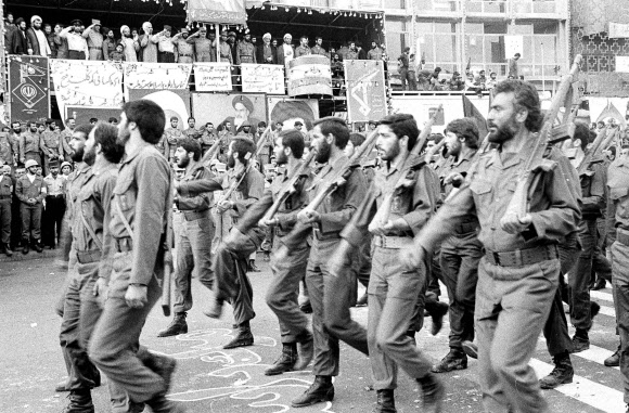 1983년 5월 16일 새롭게 창설된 이란 혁명수비대가 최고지도자 호메이니 앞에서 퍼레이드를 하고 있다. AP 자료사진 연합뉴스