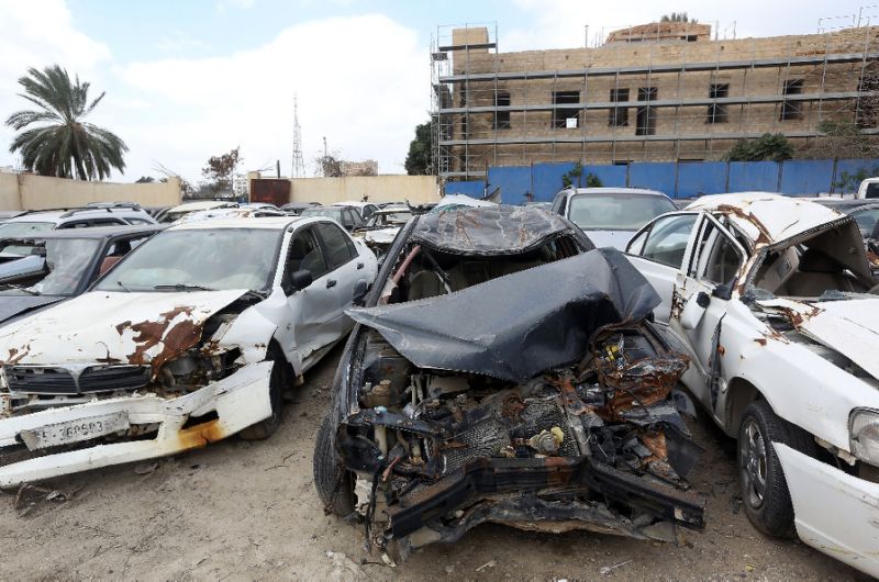 지난달 12일 리비아 수도 트리폴리 도심의 타리크 알시카 공원 한쪽에 버려진 자동차들. AFP 자료사진 연합뉴스 