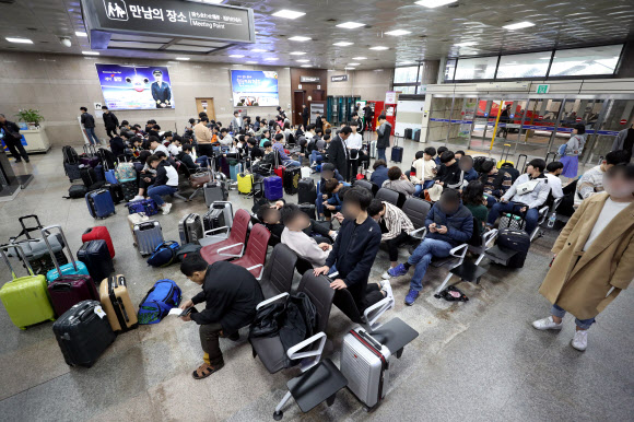 ‘아시아나 여객기 착륙 중 사고’ 발 묶인 광주공항