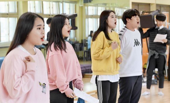 같은 학교 뮤지컬 수업에 참가한 학생들이 뮤지컬 ‘빨래’에 나오는 노래를 함께 부르고 있다.  도준석 기자 pado@seoul.co.kr