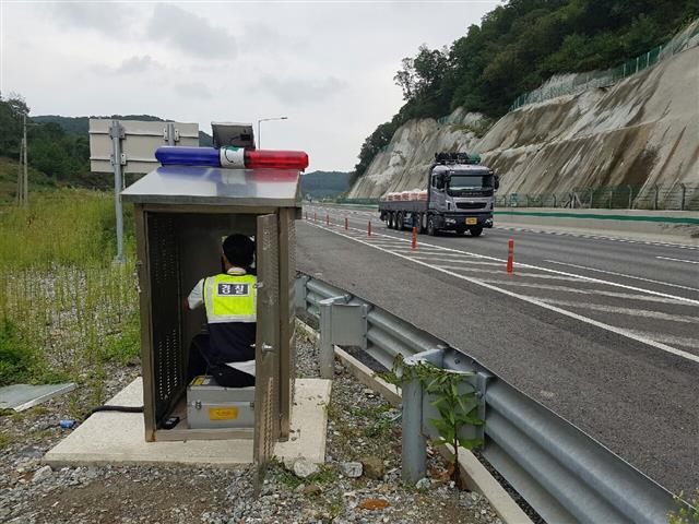 화물차의 불법 행위를 단속 중인 경찰