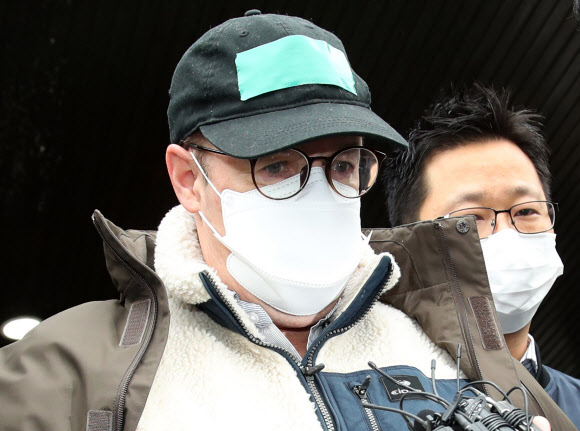 영장실질심사 위해 경찰서 나오는 로버트 할리