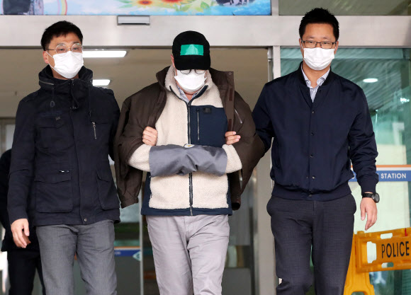 경찰서 나오는 로버트 할리