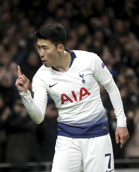 토트넘 홋스퍼 손흥민이 9일(현지시간) 영국 런던 토트넘 홋스퍼 스타디움에서 열린 맨체스터 시티와의 2018-2019 UEFA 챔피언스리그(UCL) 8강 1차전 홈 경기에서 후반 33분 결승골을 넣고 환호하고 있다. 손흥민의 결승골로 토트넘은 1-0 승리를 거뒀다. AP 연합뉴스