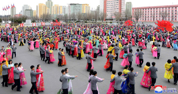 북한 각지에서 열린 김정일 국방위원장 추대 26주년 기념 무도회