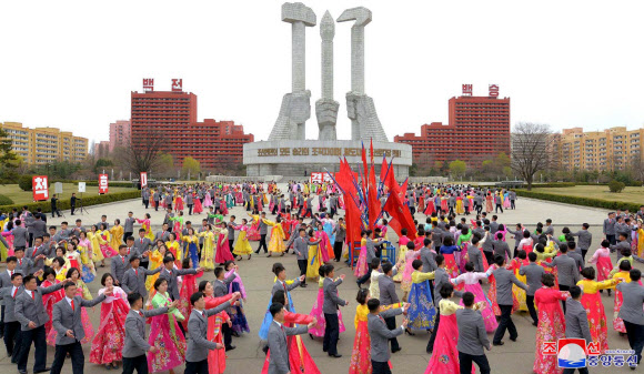 북한 각지에서 열린 김정일 국방위원장 추대 26주년 기념 무도회
