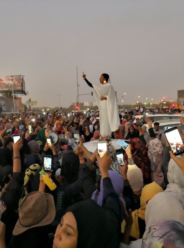 시위 군중을 향해 연설하는 수단의 여성