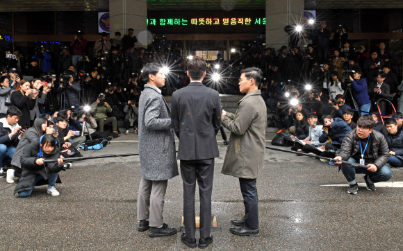 취재진 질문 받는 로이킴