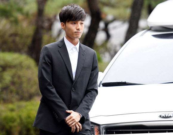 어두운 표정의 로이킴