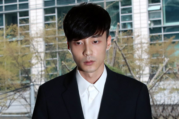 표정 없는 로이킴