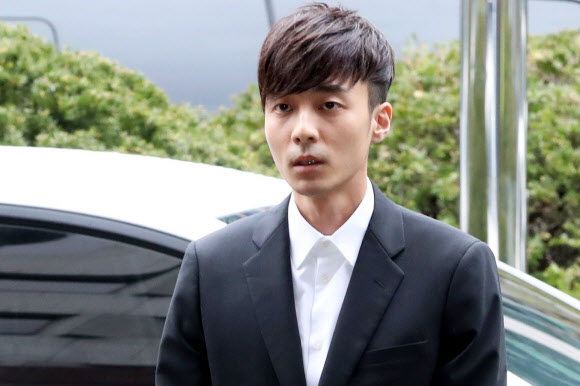 ‘음란물 유포’ 로이킴 경찰 출석