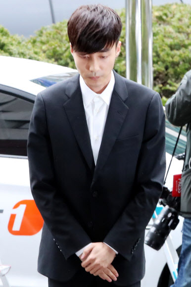 고개 숙인 로이킴