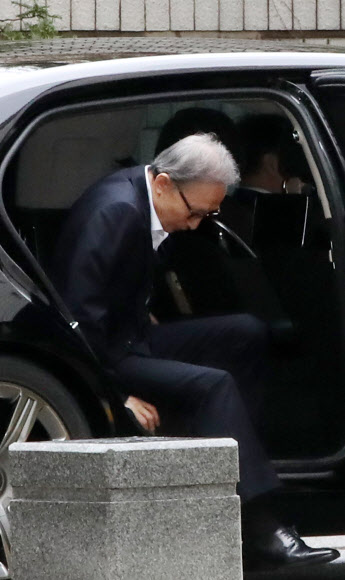 차량에서 내리는 이명박 전 대통령